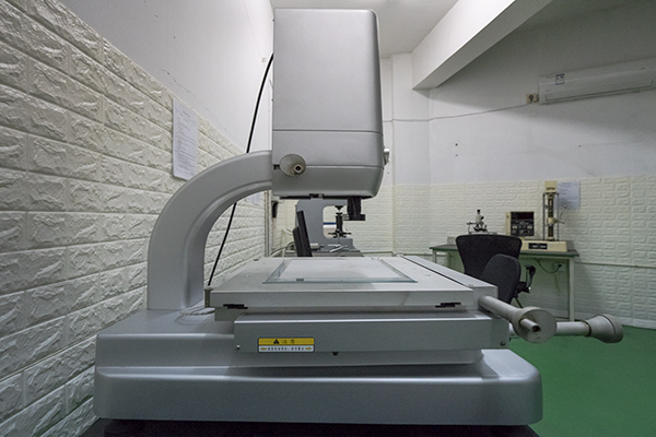 Optical comparator digital projector — 2D profile verification for stamped parts